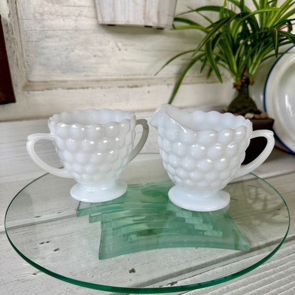 ANCHOR HOCKING, BUBBLE MILK GLASS, SUGAR BOWL & CREAMER SET. - Picture 1 of 11